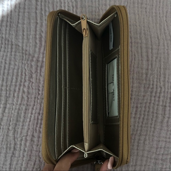 NWOT NINE WEST Purse - Picture 6 of 8